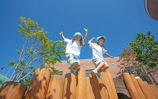 広い園庭と考えられた環境で感性を育む