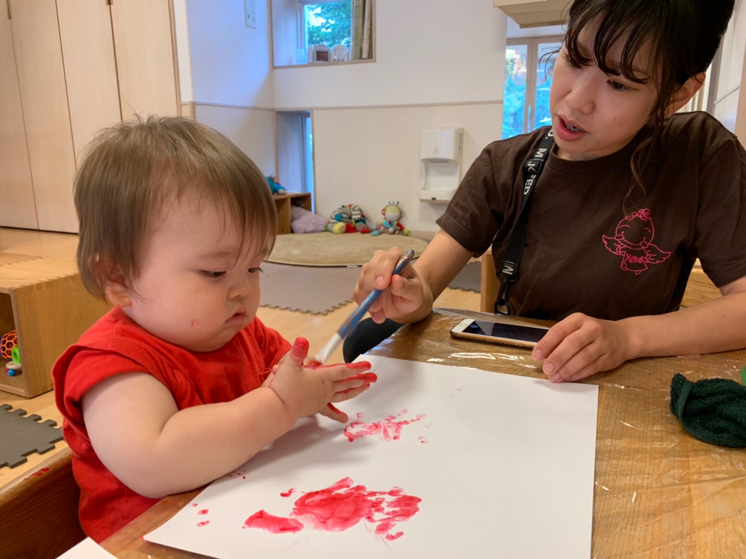 7月 0歳児 絵の具遊び 東京都目黒区の夢花保育園 7月 0歳児 絵の具遊び 東京都目黒区の夢花保育園