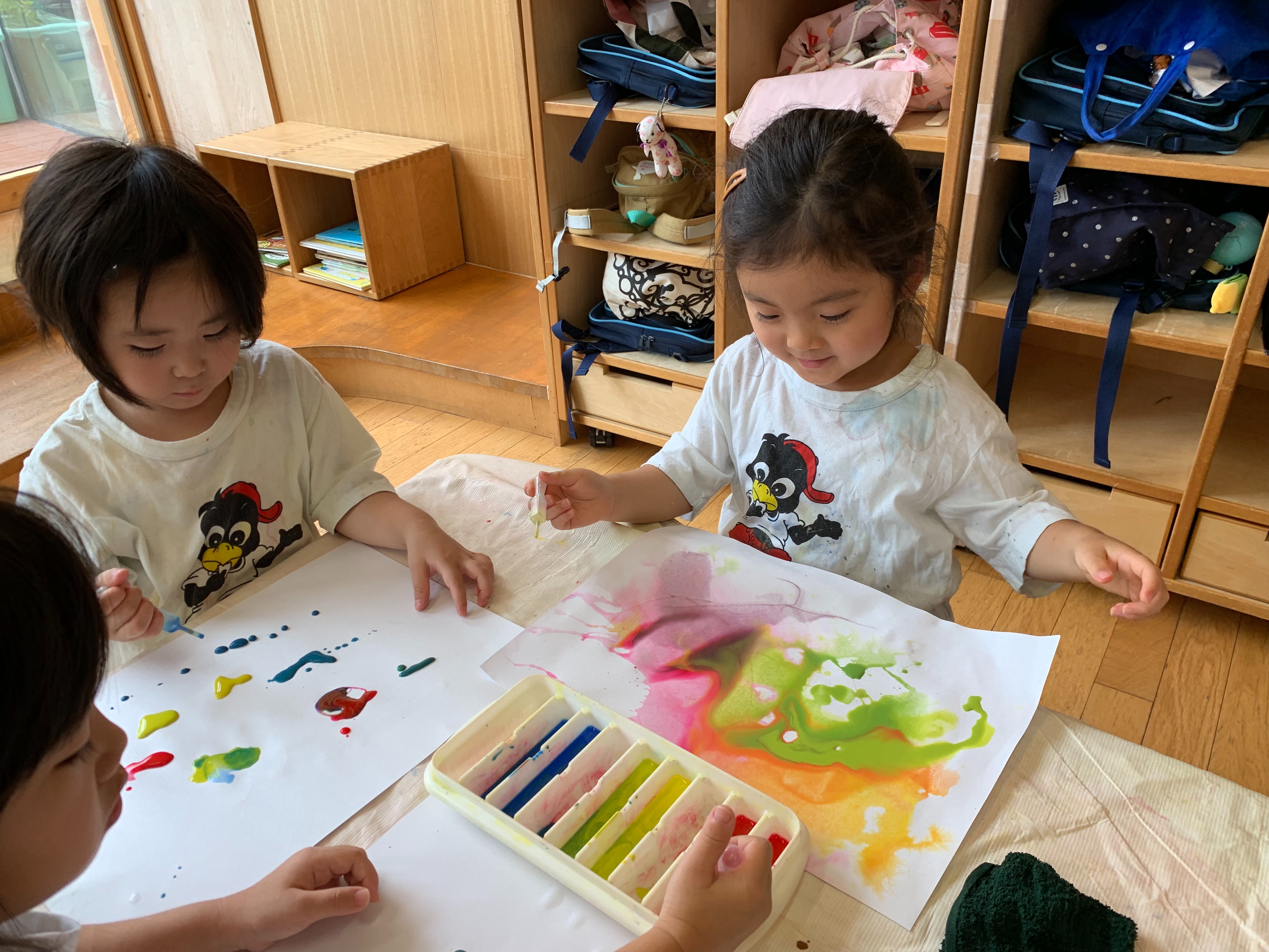 7月 3歳児 絵の具とスポイト 東京都目黒区の夢花保育園