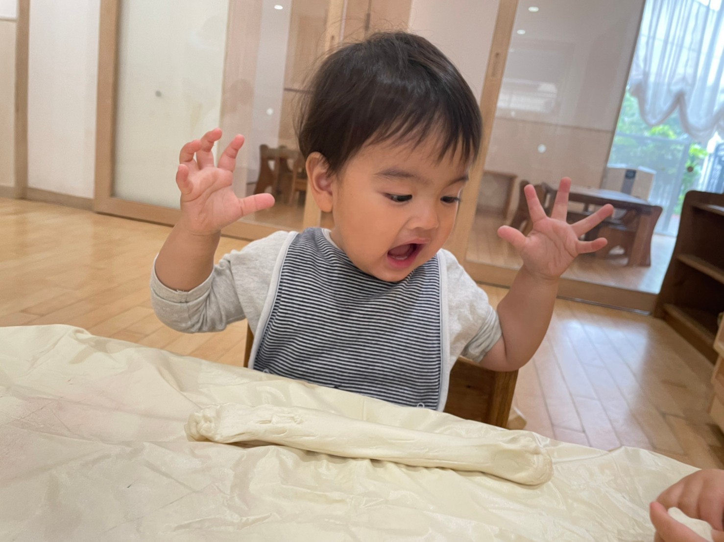 5月 1歳児 小麦粉粘土 東京都目黒区の夢花保育園