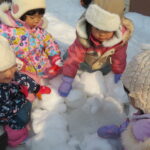 2歳児　雪遊び