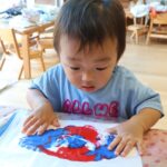 絵の具で制作遊び