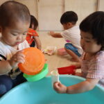 ８月　夏の遊び（１歳児）