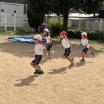 10月：戸外での遊びを楽しんでいます。