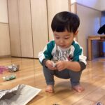０歳児『初めの新聞紙遊び』