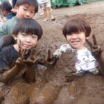 大好きな泥んこ遊び！(５歳児)