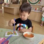 絵の具をペタペタ、ぬりぬり(２歳児)