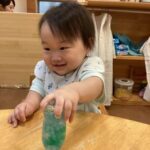 水お絵描き、感触遊び（0歳児）