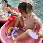 水遊び楽しいね(１歳児)