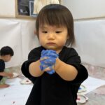 １歳児クラス『ぬりぬりぺたぺた楽しいね』