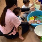 氷遊び、カラーポリ遊び（0歳児）