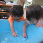 1歳児クラス　氷遊び