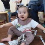 ０歳児　新聞遊び